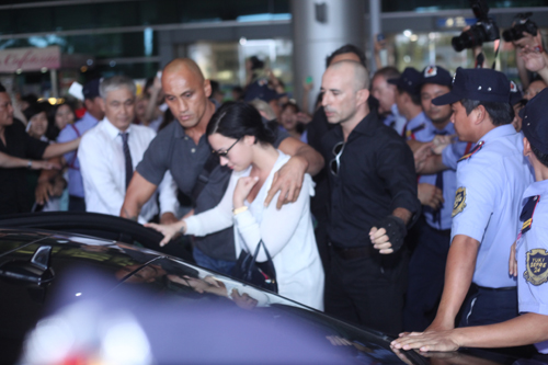 Nữ ca sĩ Demi Lovato xuất hiện giản dị ở sân bay chào fan Việt 5